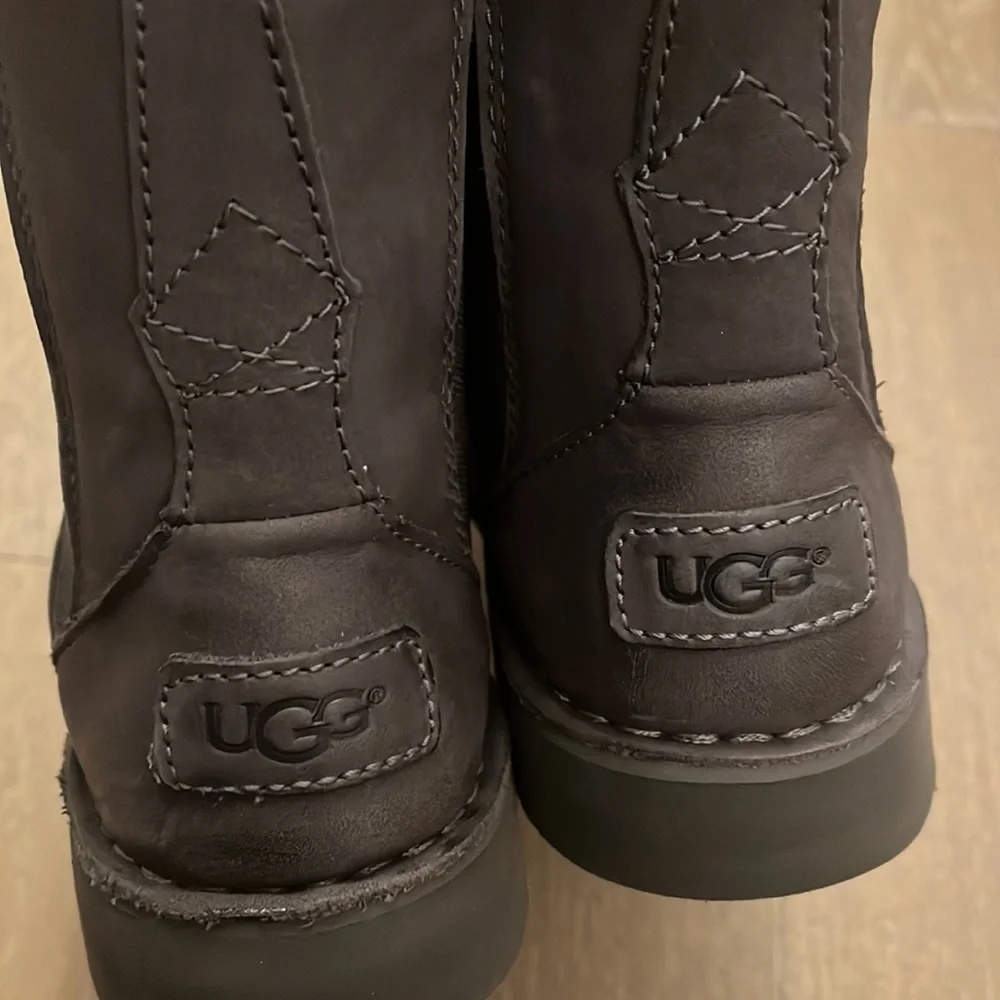 UGG Larra Water Resistant Nubuck Leather Women's Charcoal Boots size 5.5